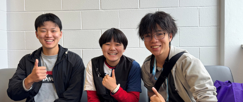 Three Nagano students giving thumbs up