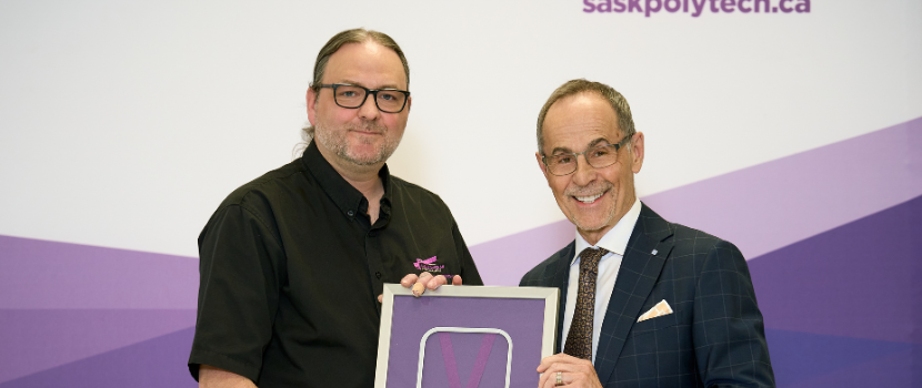 Shane Roset recevies award